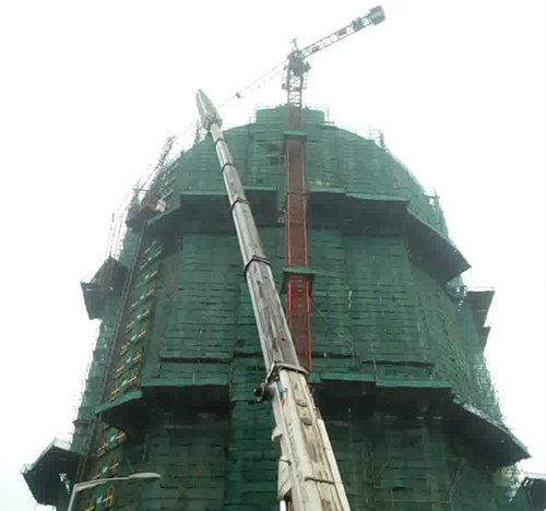 西充吊车在工地上作业
